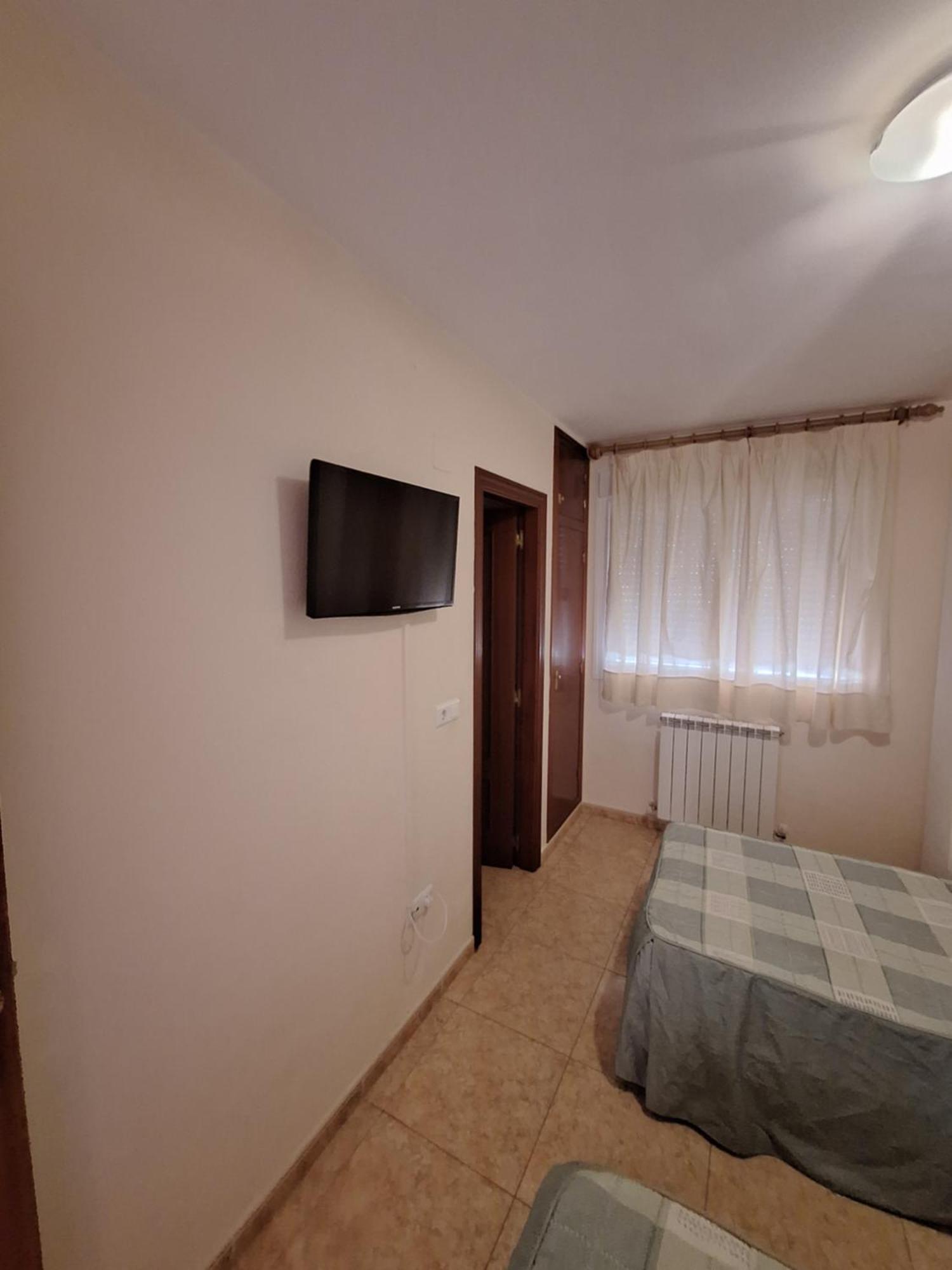 Hostal Pension - La Rotonda Hotel Tardienta Bagian luar foto