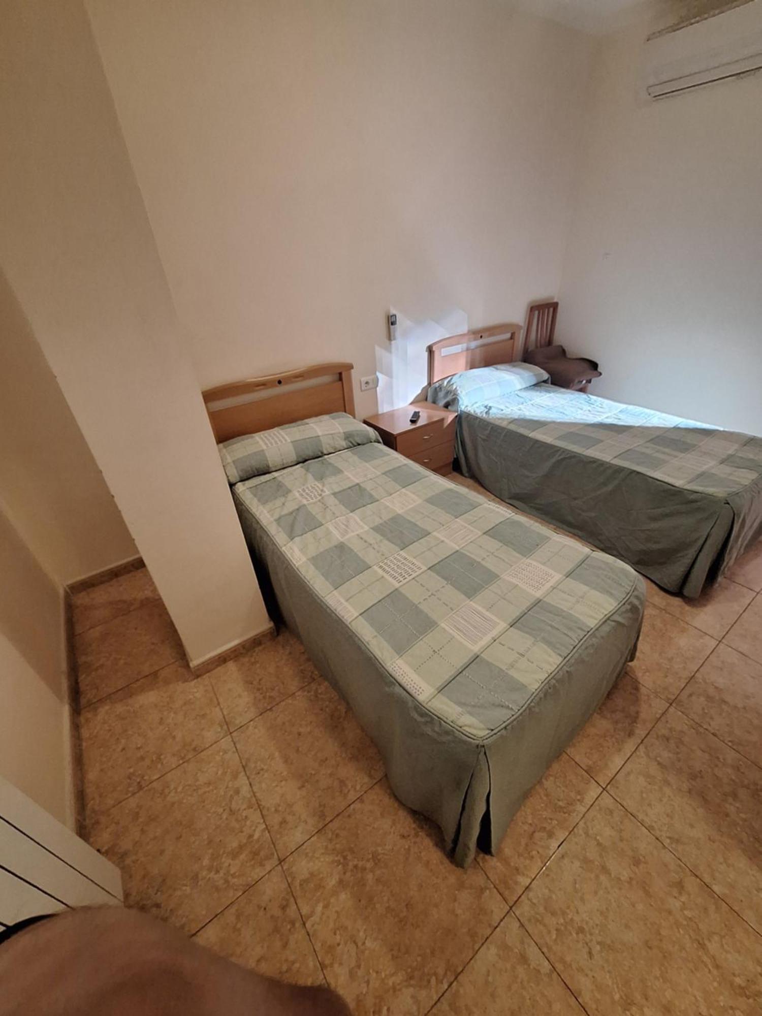 Hostal Pension - La Rotonda Hotel Tardienta Bagian luar foto