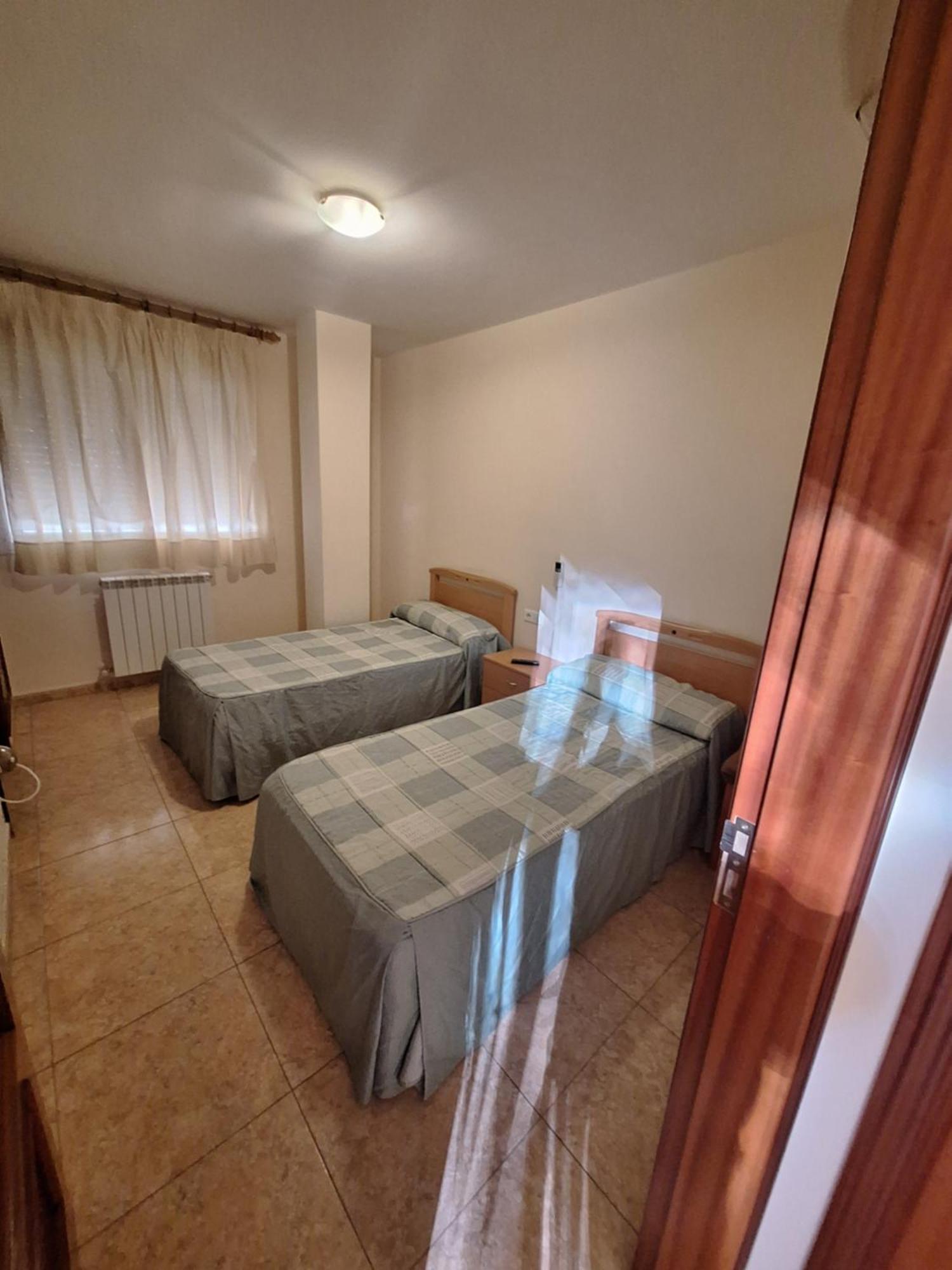 Hostal Pension - La Rotonda Hotel Tardienta Bagian luar foto